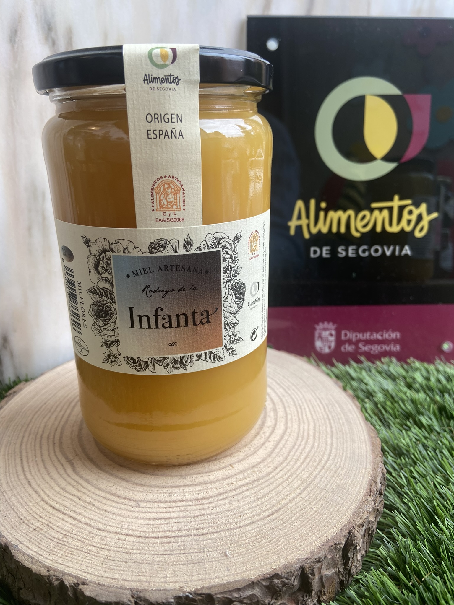 <strong>Miel Rodrigo de La Infanta</strong> es un tipo de miel producido por las abejas a partir del néctar de una amplia variedad de flores silvestres y cultivos. Debido a esta variedad de matices y diversidad colores, olores, sabores y matices, es más preciso hablar de “mieles” de Milflores. Esta complejidad de sabores, unida a su suavidad en boca, la convierten en una miel muy apreciada. Y es que, produce una dulzura equilibrada y suave, con un toque ligero de acidez. Su aroma es floral y fresco, con notas de diferentes flores y hierbas. miel rodrigo de la infanta